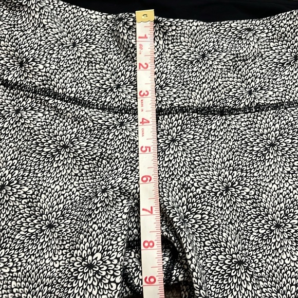 Lululemon Black and White Floral Design Leggings Size 8 - Picture 3 of 8